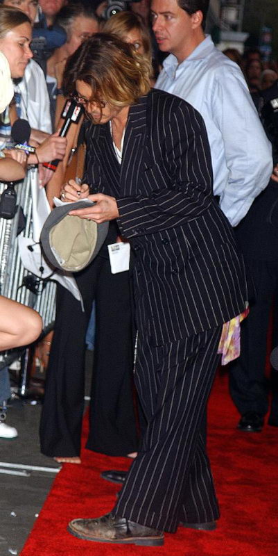 http://www.johnnydepp.ru/jdportal/html/content/gallery/ceremony/2003outm_prem/014.jpg