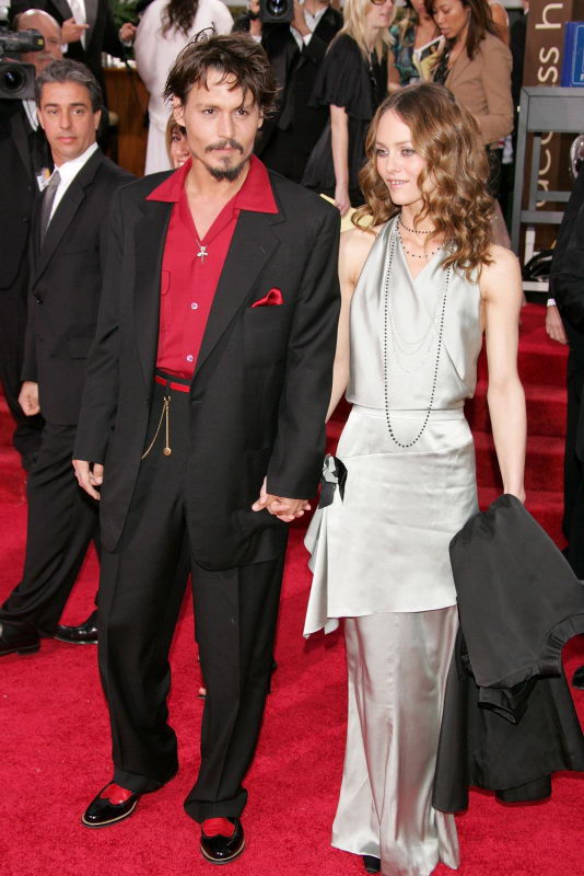 http://www.johnnydepp.ru/jdportal/html/content/gallery/ceremony/gg2006/021.jpg